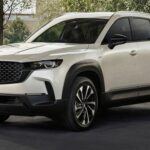 El Mazda CX-50 Híbrido es otro modelo que se beneficia de la experiencia de Toyota en el ámbito híbrido. Este SUV compacto, fabricado en la planta conjunta Mazda-Toyota en Alabama, cuenta con un motor de gasolina de 2.5 litros y dos motores eléctricos, ofreciendo una potencia combinada de 219 caballos. Este sistema, que proviene directamente del exitoso Toyota RAV4 Híbrido, no solo mejora el ahorro de combustible, sino que también garantiza la fiabilidad que caracteriza a los híbridos de Toyota. Mazda, por su parte, aporta un diseño más robusto y una dirección más precisa, creando una fusión perfecta entre estilo y eficiencia.