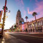 California es un estado que, tradicionalmente, ha liderado la transición hacia los vehículos eléctricos, y esto se refleja en los precios del seguro. El coste de asegurar un VE en California es un 31% más alto que el de los vehículos tradicionales, con una prima anual promedio para los vehículos eléctricos de $3,827 frente a los $2,924 para los coches de gasolina. Sin embargo, a pesar de la diferencia, California sigue siendo uno de los lugares más atractivos para los conductores de vehículos eléctricos, gracias a sus incentivos fiscales y políticas de apoyo a la movilidad sostenible.