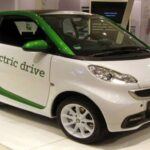 El Smart Fortwo Electric Drive fue promovido como un coche eléctrico perfecto para la ciudad, ideal para quienes buscaban una forma eficiente y compacta de reducir su huella de carbono. Sin embargo, su limitado alcance y la carga lenta hicieron que su practicidad fuera cuestionable. Además, los costos de reparación eran altos debido a los componentes especializados que requiere, y la rápida depreciación dejó a los propietarios con autos que perdían valor rápidamente. A pesar de su encanto y diseño urbano, el Smart Fortwo terminó siendo una opción más cara de lo que parecía en un principio.