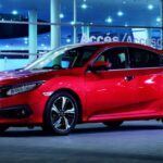 El Honda Civic es uno de los autos compactos más populares y confiables del mercado, con más de 12 millones de unidades vendidas en los últimos 50 años. Su fiabilidad y eficiencia lo convierten en una opción ideal para quienes buscan un vehículo económico y duradero.

CarEdge estima que el Civic tendrá un costo de mantenimiento de $5,600 durante sus primeros 10 años. RepairPal es aún más optimista, con un costo anual promedio de $368 en reparaciones. Este modelo no solo es económico en mantenimiento, sino que también ofrece versiones deportivas como el Civic Si y el Civic Type R, que ofrecen un disfrute al volante a un precio razonable.