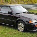 El Honda CRX Si es uno de los modelos más emblemáticos de Honda, especialmente entre los entusiastas de los autos deportivos compactos. Lanzado en 1984, el CRX Si destacaba por su ligereza, maniobrabilidad y eficiencia, características perfectas para aquellos que buscan un coche deportivo y económico. Aunque la potencia de su motor de 1.5L con 91 caballos de fuerza puede parecer modesta, el CRX Si era un auto extremadamente ágil que brindaba una experiencia de conducción emocionante.

Con un precio de inicio de solo $7,999 en 1984 (aproximadamente $24,300 ajustados por inflación), el CRX Si era accesible y ofrecía un rendimiento superior a muchos de sus competidores. Aunque Honda dejó de fabricar este modelo en 1991, el CRX Si sigue siendo un modelo de culto que, a pesar de su desaparición, sigue siendo una excelente opción para los amantes de los coches clásicos.