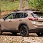Problemas: Transmisión CVT, fallas electrónicas y fiabilidad en condiciones reales

El Nissan Rogue 2025 es una opción atractiva por su eficiencia de combustible y su diseño práctico, pero la transmisión continuamente variable (CVT) ha sido la causa de muchas quejas de los propietarios. Según expertos, el sistema CVT presenta vibraciones, vacilaciones y un desgaste prematuro. Además, los problemas recurrentes incluyen fallas en el motor, tablero, aire acondicionado y cámara trasera. La transmisión CVT no soporta bien las condiciones de conducción realistas, lo que lleva a averías prematuras. Los conductores han informado una experiencia frustrante con estos problemas, y se recomienda evitar este modelo hasta que Nissan implemente mejoras tecnológicas más duraderas.