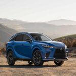 El Lexus RX 350 es uno de los SUV más populares para aquellos que valoran la comodidad y fiabilidad. Este modelo es conocido por sus costos de mantenimiento más bajos en comparación con otros autos de lujo, lo que lo convierte en una opción atractiva para jubilados que buscan un vehículo de lujo sin los gastos adicionales. Con un interior lujoso y espacioso, el RX 350 también ofrece características de seguridad avanzadas, lo que lo convierte en una opción ideal para quienes priorizan la tranquilidad y la seguridad. La reputación de Lexus por la fiabilidad y la larga vida útil de sus vehículos es otra razón por la cual este modelo es una excelente inversión.