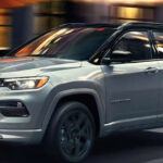 Con un MSRP de 26.900 $, el Jeep Compass 2025 es señalado por asientos incómodos y un sistema de control frustrante. Su diseño no se ha renovado desde 2017, lo que lo hace menos competitivo frente a SUVs más eficientes y tecnológicos. Algunos propietarios lo describen como “nada más que problemas”.