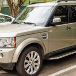 El Land Rover Discovery ha sido un icono de los SUV todoterreno desde su lanzamiento en 1989. Sin embargo, la marca ha sufrido una pérdida significativa en su valor, especialmente debido a problemas de fiabilidad. iSeeCars reporta que el Discovery pierde más del 59% de su valor en cinco años. A pesar de su fama por ser un vehículo familiar y robusto, los problemas recurrentes de fiabilidad y la elevada mantenimiento hacen que muchos compradores se alejen. Los problemas electrónicos y mecánicos son comunes, lo que afecta su capacidad de retención de valor.