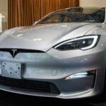 El Tesla Model S 2025, que sigue siendo una de las opciones más codiciadas por los amantes de los coches eléctricos de lujo, también enfrenta problemas que no deben pasarse por alto. Al igual que el Model X, este vehículo ha sido objeto de dos recalls importantes por fallos en la cámara trasera y los airbags. A pesar de su tecnología de punta y un diseño impresionante, la fiabilidad se ve comprometida. El precio inicial de $84,990 puede parecer atractivo, pero los problemas de seguridad y funcionamiento hacen que sea una elección cuestionable, especialmente cuando se busca una opción más fiable.