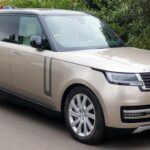 El Range Rover SE, con un precio de 81.325 dólares, siempre ha sido sinónimo de estatus y capacidades todoterreno. Sin embargo, sufre de frecuentes problemas eléctricos y de suspensión, lo que repercute en su reputación de fiabilidad. Además, su depreciación es mucho más pronunciada que la de otros modelos de lujo. Tal como apuntan expertos como Shawn Miller, el Range Rover ofrece confort y prestigio, pero a un costo de mantenimiento muy alto que no siempre compensa.