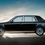 El Toyota Century es el sedán más prestigioso de la marca y un emblema del lujo discreto nipón. Su tercera generación, presentada en 2018, mantiene un diseño clásico inspirado en el modelo original de los años 60, pero con avances tecnológicos de vanguardia. Destaca por detalles artesanales, como el emblema de fénix grabado a mano que tarda seis semanas en fabricarse, o la pintura negra con siete capas para un acabado impecable. Exclusivo para Japón, el Century representa lo que sería el equivalente a un Rolls-Royce japonés.