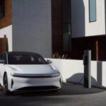 Lucid Motors, liderada por Peter Rawlinson, exingeniero jefe del Tesla Model S, apuesta por autonomía y potencia extremas. El Lucid Air Dream Edition Range ofrece 827 km de alcance y 670 CV por motor con arquitectura eléctrica de 900 voltios. El Air Sapphire alcanza los 96 km/h en solo 1,89 segundos. Con una fábrica en Arizona y respaldo financiero sólido, Lucid se posiciona como el competidor premium de Tesla, combinando tecnología avanzada, diseño de lujo y prestaciones de superdeportivo.