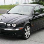 El Jaguar X‑Type fue pensado como una opción de lujo más accesible, pero los problemas mecánicos son constantes. Fallos en la transmisión, en el sistema de tracción y problemas de óxido mantienen ocupados a los talleres. Pese a su prestigiosa insignia, la experiencia de propiedad puede resultar frustrante y costosa.