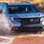 El Honda Passport apareció como una alternativa robusta al Pilot, con un diseño más compacto y cierto aire aventurero. No obstante, en la práctica se queda corto: su consumo de combustible es alto, el interior empieza a lucir anticuado frente a rivales más tecnológicos y su precio de partida no justifica lo que ofrece. Aunque no es un mal vehículo, la relación calidad-precio está claramente desajustada.