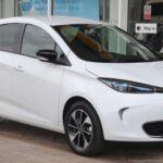 El Renault Zoe es uno de los eléctricos más vendidos en Europa, pero las primeras versiones con batería en alquiler fueron un dolor de cabeza. Los propietarios tenían que pagar cuotas mensuales elevadas y, al revender, el coche perdía gran parte de su valor. A eso se sumaba una autonomía reducida y condiciones de uso confusas que alejaron a muchos compradores.