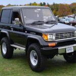 El Toyota Land Cruiser nació en 1951 como un vehículo militar y terminó convirtiéndose en uno de los SUV más admirados a nivel global. Su durabilidad extrema y capacidad todoterreno lo han llevado a desiertos, montañas y selvas. Aunque en EE. UU. dejó de venderse en 2021, sigue siendo un símbolo de resistencia en todo el mundo.