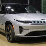 El Jeep Wagoneer, un SUV grande y de lujo, también es conocido por su alto consumo de combustible. Con un estimado de 19 mpg combinados, este modelo no es el más eficiente, especialmente teniendo en cuenta su peso de más de 6,000 libras. Aunque Jeep ha modernizado sus motores con unidades de seis cilindros en línea, el tamaño y la construcción pesada de este SUV afectan negativamente su eficiencia en carretera.