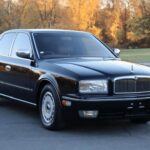 El Nissan President de 1990 es otro vehículo japonés que ha dejado una marca en la historia del lujo. Con un motor V8 de 4.5 litros y una transmisión automática de 4 velocidades, el Presidente destacó por su estilo refinado y su comodidad. Su distancia entre ejes extendida ofrecía una experiencia de viaje inigualable para los pasajeros traseros, mientras que sus asientos de lana de seda, en lugar de cuero, reflejaban el enfoque en la comodidad y el lujo duradero. Aunque su tecnología era avanzada para la época, su diseño y materiales de alta calidad lo convirtieron en un sedán muy apreciado entre los más adinerados de Japón.