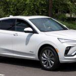 El Envista Avenir de Buick tiene un aspecto lujoso, pero lamentablemente no logra cumplir con las expectativas de los compradores de SUV premium. El interior carece de los toques elegantes y de alta gama que se esperarían en este segmento. El motor tampoco ofrece el nivel de potencia necesario para una conducción realmente excitante. Aunque es una opción accesible, el Envista Avenir se siente más como una opción económica disfrazada de lujo, sin la sofisticación que otros competidores ofrecen.