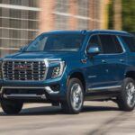 La GMC Yukon es otro modelo que algunos jubilados se arrepienten de haber adquirido. Según Chris Pyle, además de su precio elevado, la Yukon no es especialmente eficiente en cuanto a combustible, lo que puede resultar problemático a largo plazo, sobre todo para quienes están buscando reducir sus gastos mensuales. Su valor también tiende a depreciarse rápidamente, lo que hace que no sea una inversión a largo plazo tan atractiva. Además, el costo del seguro puede ser más elevado que el de otros vehículos en su clase. Aunque ofrece una gran capacidad y confort, la GMC Yukon no siempre cumple con las expectativas de aquellos que buscan algo más práctico y accesible para la jubilación.