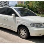 Considerado por muchos como “el SUV más feo del mundo”, el SsangYong Rodius mezclaba proporciones de monovolumen con un frontal desmesurado. Su trasera parecía pertenecer a otro coche, lo que lo hacía aún más extraño. Pese a ser espacioso y práctico, su estética jugó en contra y le valió una fama difícil de borrar.