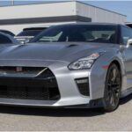 Aunque el Nissan GT-R es uno de los deportivos más emblemáticos de Japón, su estilo anticuado y su alto precio lo hicieron un vehículo de nicho. Aunque es un coche de altas prestaciones, las constantes comparaciones con otros modelos como el Chevrolet Corvette y el Porsche 911 no le favorecieron. En 2024, con solo 2,720 unidades vendidas, el GT-R demostró ser un modelo que no logró conquistar al público masivo, a pesar de sus impresionantes características técnicas.