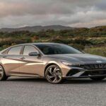 Precio base: $22,125
El Hyundai Elantra es un sedán compacto que sobresale por su estilo audaz y eficiencia de combustible. Con un motor de 2.0 litros y 147 caballos de fuerza, logra una economía de hasta 36 mpg combinado. Los compradores que busquen más emoción pueden optar por el modelo N-Line con un motor turboalimentado de 201 caballos de fuerza. El Elantra también ofrece un excelente espacio de maletero y un sistema de seguridad integral que incluye el Forward Collision-Avoidance Assist y el Rear Cross-Traffic Collision-Avoidance.