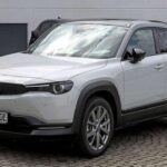 El Mazda MX-30 es visualmente atractivo y cuenta con una calidad de construcción premium, pero su autonomía de batería es su mayor punto débil. Con una autonomía que rara vez supera los 100 millas, es un coche que difícilmente cumple con las expectativas de libertad de viaje que los conductores esperan de un coche eléctrico. Sus puertas de apertura inusual y su diseño innovador no son suficientes para compensar una falta de practicidad general. Este modelo parece un intento más de Mazda por entrar al mercado de los EV, pero con un producto que se queda corto en funcionalidad.