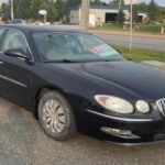 El Buick LaCrosse fue diseñado con los conductores mayores en mente, ofreciendo comodidad y facilidad de uso. Sin embargo, la depreciación de este modelo es uno de sus problemas más graves. Incluso las versiones premium pierden valor rápidamente, lo que hace que los jubilados que compran uno nuevo vean que el valor de reventa es mucho más bajo que el de sus competidores. Esto se traduce en una pérdida de equidad y ahorros, especialmente para aquellos que planean mantener su vehículo por varios años.
