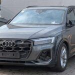 El Audi Q7 es una combinación de lujo y sentido común. Este SUV de tres filas ofrece una amplia gama de tecnologías de seguridad, como advertencia de colisión frontal, crucero adaptativo y asistencia de mantenimiento de carril. Estos sistemas hacen que los largos viajes sean mucho más cómodos, con menos estrés para el conductor. Además, las pruebas de choque demuestran que el Q7 no solo es elegante, sino también increíblemente resistente en caso de accidente, con protección de nivel superior para todos sus ocupantes.