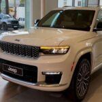 El Jeep Grand Cherokee Summit es una de las opciones más robustas y lujosas en el segmento de los SUV. Su control de crucero adaptativo con la función Stop and Go utiliza sensores radar y cámaras para gestionar la velocidad, mantener una distancia de seguimiento segura y detenerse completamente en el tráfico. Una vez que la carretera se despeja, el sistema reanuda la conducción automáticamente. Este SUV de lujo no solo es ideal para los caminos más difíciles, sino que también asegura una experiencia de conducción fluida y relajante en carretera.