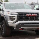El GMC Canyon, junto con su hermano el Chevrolet Colorado, comparte una plataforma y muchos de los mismos problemas mecánicos. Este pickup ha sido señalado por sus fallos en el motor y la transmisión, lo que afecta negativamente la experiencia de conducción y aumenta el número de reparaciones necesarias. Los consumidores han criticado la calidad de control y la frecuencia de fallos, lo que ha colocado al Canyon en la parte baja de la lista de fiabilidad dentro de la gama de General Motors.