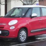 Fiat intentó ampliar su oferta con el 500L, una especie de crossover mini-van basado en el popular Fiat 500, lanzado en 2013. El 500L intentaba combinar lo mejor de los SUV y los coches urbanos compactos, pero fracasó en ambos frentes. El diseño no convenció, el espacio interior no era tan práctico como se esperaba, y los consumidores simplemente no se sintieron atraídos por la mezcla de estilos. Solo 6,000 unidades se vendieron en un período de siete años, lo que lo convirtió en un desastre de ventas y en uno de los mayores fracasos comerciales de Fiat.