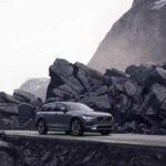 El Volvo V90 es una de las últimas camionetas grandes de lujo, con un diseño minimalista que refleja la esencia escandinava. Sus luces “Martillo de Thor” y su interior con acabados en madera y cuero transmiten sobriedad y distinción.

A nivel práctico, ofrece 69 pies cúbicos de carga, lo que lo convierte en una opción ideal para familias que buscan comodidad y seguridad sin caer en el cliché del SUV. Eso sí, el V90 apuesta más por la elegancia y el confort que por una conducción deportiva.