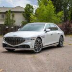 El Genesis G90 Black Edition sorprende con un estilo imponente y un precio que desafía a sus rivales europeos. Su carrocería completamente negra transmite autoridad y exclusividad, situándolo como un verdadero rival de sedanes de alta gama.

Dentro, ofrece cuero napa, madera auténtica y tecnología de vanguardia, elevando a la marca coreana a un nivel que muchos no esperaban. Es el coche perfecto para quienes buscan destacar sin recurrir a nombres tradicionales del lujo.