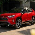 El SUV compacto más vendido de Toyota es también uno de los PHEV más recomendados. El RAV4 híbrido enchufable 2025 lidera la clasificación de Consumer Reports como el mejor PHEV del mercado, sin importar el segmento. Car and Driver lo sitúa en segundo lugar con un sólido 8/10. Con apenas un par de quejas en la NHTSA, ninguna vinculada al sistema híbrido, se posiciona como un SUV prácticamente impecable en términos de fiabilidad.