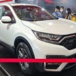 El Honda CR-V híbrido mezcla la versatilidad de un SUV con la eficiencia de la electrificación. Con su motor de 2.0 litros y dos propulsores eléctricos alcanza los 212 caballos, ofreciendo un consumo cercano a 40 mpg en ciudad. Su habitáculo amplio y el sistema de seguridad Honda Sensing de serie lo hacen muy atractivo para familias que buscan seguridad y comodidad.