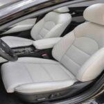 Con un precio inicial de $33,100, el Kia Cadenza recibió puntuaciones decentes en US News y Edmunds, pero Consumer Reports lo consideró uno de los menos fiables. Problemas en el sistema de enfriamiento, emisiones y climatización lo hacen más adecuado para viajes largos que para el uso diario, restando valor a su concepto de coche familiar premium.