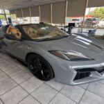 El Chevrolet Corvette, en sus versiones Z06 y ZR1, ha sido afectado por recalls debido a posibles incendios al repostar. Aunque la marca ha instalado un escudo físico para solucionar el problema, la posibilidad de incendio en un coche de alto rendimiento es una preocupación significativa. Si estás buscando un coche deportivo seguro, el Ford Mustang Dark Horse ofrece un rendimiento similar sin el riesgo de incendio, lo que lo convierte en una opción más fiable.