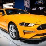 El Ford Mustang ha sido un símbolo de los muscle cars americanos desde su introducción en 1964, y su demanda nunca ha decaído. Este icónico vehículo sigue fabricándose en la Flat Rock Assembly Plant, donde ha estado en producción continua desde 2005. El Mustang es uno de los pocos coches de su tipo que continúa siendo producido, manteniendo su legado de alto rendimiento y una base de fanáticos leales que lo siguen considerando un verdadero emblema de la marca Ford.