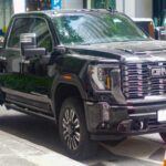 La GMC Sierra es la versión más refinada de la Silverado, compartiendo plataforma y gran parte de sus características. Su fiabilidad es promedio, pero ofrece un extra de lujo y confort que la convierte en una opción muy completa. Eso sí, conviene revisar el historial de recalls de cada motor antes de comprar.