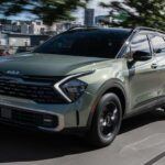 Con una garantía del tren motriz de 10 años y un motor sin turbo de 2.5 L, el Kia Sportage se destaca por ofrecer una fiabilidad superior y confianza a largo plazo. Este modelo es ideal para quienes priorizan el valor a largo plazo. La marca coreana ha demostrado que no es necesario un sello de lujo para obtener un SUV duradero, y con un diseño sencillo pero elegante, el Sportage ha conquistado a los conductores más exigentes.