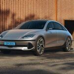 El Hyundai IONIQ 6 Long Range se posiciona como el líder en eficiencia entre los vehículos eléctricos, con un rendimiento de 6.2 km/kWh y una autonomía de 627 km según el ciclo WLTP. Gracias a su batería de 77.4 kWh y la arquitectura E-GMP, este sedán eléctrico no solo ofrece una de las mejores autonomías, sino que también destaca por su diseño aerodinámico, que reduce su coeficiente de arrastre a solo 0.21. Su equilibrio entre estilo, rendimiento y eficiencia lo coloca entre los EVs más sobresalientes de 2025.