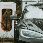 Tesla ha expandido su red de Superchargers, pero aún existen zonas rurales y poco pobladas donde encontrar un punto de carga resulta complicado. Los viajes largos pueden convertirse en un reto logístico, y en ciudades grandes, las estaciones pueden estar saturadas, generando largas esperas.