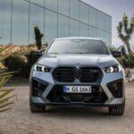 BMW, conocido por su herencia en la fabricación de motores de aviones y automóviles de lujo, ocupa el segundo puesto con 189 problemas por cada 100 vehículos. Su fiabilidad ha sido reconocida en la encuesta de JD Power 2025, donde la marca alcanzó la novena posición en fiabilidad general. Modelos como el BMW X6 y el X3 han contribuido a este éxito, destacando en áreas como experiencia de conducción y valor de reventa. BMW sigue siendo una marca de referencia para quienes buscan vehículos de alto rendimiento y durabilidad.