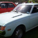 El Toyota Celica, lanzado en 1970, se convirtió en un referente para los entusiastas de los coches deportivos, gracias a su atractivo diseño y su precio accesible. Este modelo no solo destacaba por su estilo, sino también por su participación en el Campeonato Mundial de Rally, lo que le dio una credibilidad que pocos deportivos de su época podían ofrecer. A lo largo de los años, el Celica fue sometido a varias transformaciones, pero siempre mantuvo ese toque deportivo que lo hizo tan especial. Aunque ya no se fabrica, el legado del Celica sigue vivo en los deportivos modernos de Toyota.