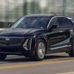 El Cadillac Lyriq simboliza la apuesta eléctrica de la marca, pero su avanzada tecnología trae problemas. “Está repleto de componentes electrónicos que son costosos de reemplazar y difíciles de entender incluso para las generaciones jóvenes”, señala Pyle. La rápida depreciación y los altos costos de mantenimiento lo hacen poco recomendable para la clase media jubilada.