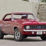 El Camaro ZL1 de 1969 es un verdadero mito del drag. Con su motor V8 de 7.0 litros en aluminio, entregaba nada menos que 430 CV, una cifra descomunal para su época. Podía acelerar de 0 a 100 km/h en poco más de 4 segundos, un registro que sigue impresionando hoy. Su exclusividad y brutalidad lo convierten en un clásico que respira pura competición.