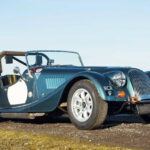 El Morgan Plus 8 es un icono del diseño clásico británico. Producido entre 1968 y 2004 con motores Rover V8, destacaba por su parrilla en forma de U y faros redondos inspirados en los años 40. Este modelo combina estética retro con rendimiento, ofreciendo motores de 3,5 a 4,6 litros según el año y sigue siendo codiciado por coleccionistas.