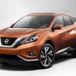 El Nissan Murano Híbrido de 2016 fue un experimento único que la marca lanzó en el segmento de los crossovers medianos. El vehículo mantenía el atractivo diseño y la comodidad del Murano estándar, pero con un motor híbrido que prometía mejorar la eficiencia de combustible. A pesar de las mejoras en consumo, el Murano híbrido no pudo superar al Murano con motor V6 convencional en términos de rendimiento, y la falta de una campaña de marketing efectiva hizo que este modelo se quedara en las sombras. Fue una oportunidad perdida para Nissan, ya que el híbrido pudo haber sido una opción más eficiente si se le hubiera promovido adecuadamente.