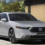 El Honda Accord es otro clásico en términos de fiabilidad. Su motor turboalimentado de cuatro cilindros o el híbrido disponible, ofrecen una eficiencia de combustible impresionante, ideal para recorridos largos. Además, su agilidad en carretera lo hace especialmente atractivo para quienes disfrutan de una conducción dinámica. La suspensión del Accord balancea perfectamente confort y deportividad, lo que lo convierte en un vehículo ideal para carreteras secundarias y autopistas. El interior, espacioso y bien diseñado, garantiza que todos los pasajeros estén cómodos, y su maletero amplio es perfecto para viajes largos.