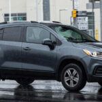 El Chevrolet Trax es un SUV subcompacto de nivel de entrada que destaca por su limitado espacio de carga y motorización modesta. A pesar de su bajo precio inicial, la depreciación rápida hace que sea menos atractivo para quienes planean revenderlo. Los consumidores encuentran mejor valor en modelos que ofrecen más prestaciones y eficiencia.
