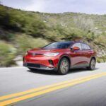 El Volkswagen ID.4 ocupa el segundo lugar con una calificación de 90/100 en seguridad, ofreciendo un excelente rendimiento junto con sólidas credenciales de seguridad. De las 126,000 unidades vendidas, se reportaron solo 4 accidentes, lo que se traduce en una tasa de 0.3 incidentes por cada 10,000 coches. Esto convierte al ID.4 en uno de los SUVs compactos más seguros del mercado de los EV.